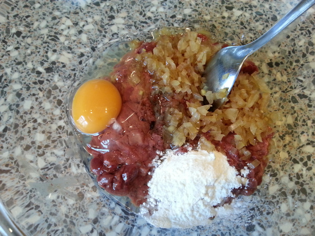 смешайте ингредиенты для котлет