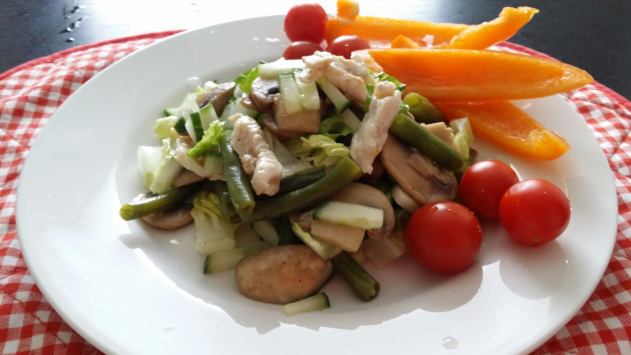Салат русь с курицей и шампиньонами Салат русь с курицей и шампиньонами