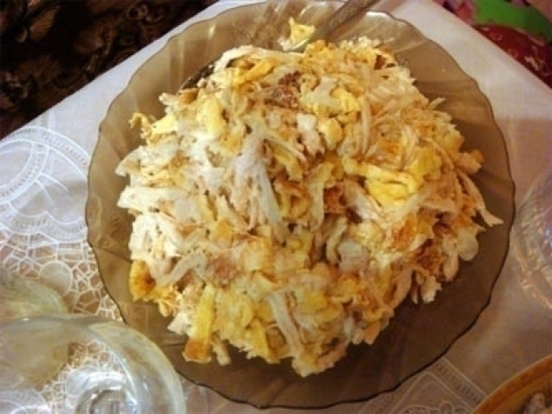 салат с курицей и омлетом